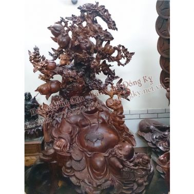 Tượng ông di lạc ngồi gốc cây đào